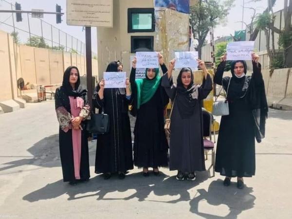 تجمع اعتراضی زنان مقابل ارگ ریاست جمهوری در کابل