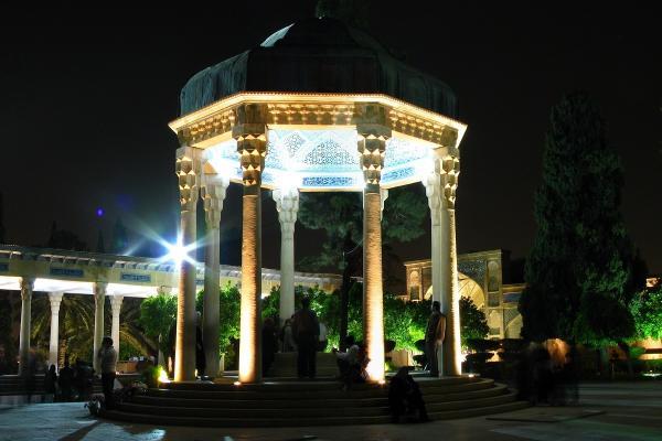 تفال به حافظ 4 بهمن ماه 1400؛ هر دم از روی تو نقشی زندم راه خیال تفال به حافظ 4 بهمن ماه 1400؛ هر دم از روی تو نقشی زندم راه خیال