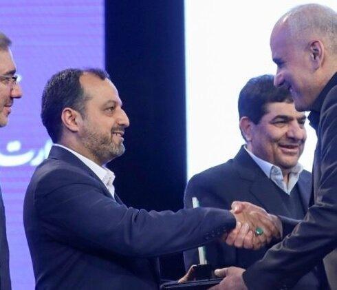 انتخاب نشان پیشتاز اقتصاد ایران را از معاون اول رئیس جمهوری دریافت کرد